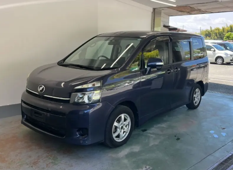 2013 Toyota Voxy — Front exterior